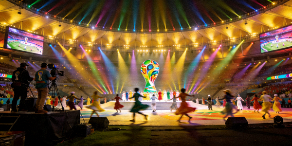 世界杯开幕式彩排现场，灯光璀璨的体育场